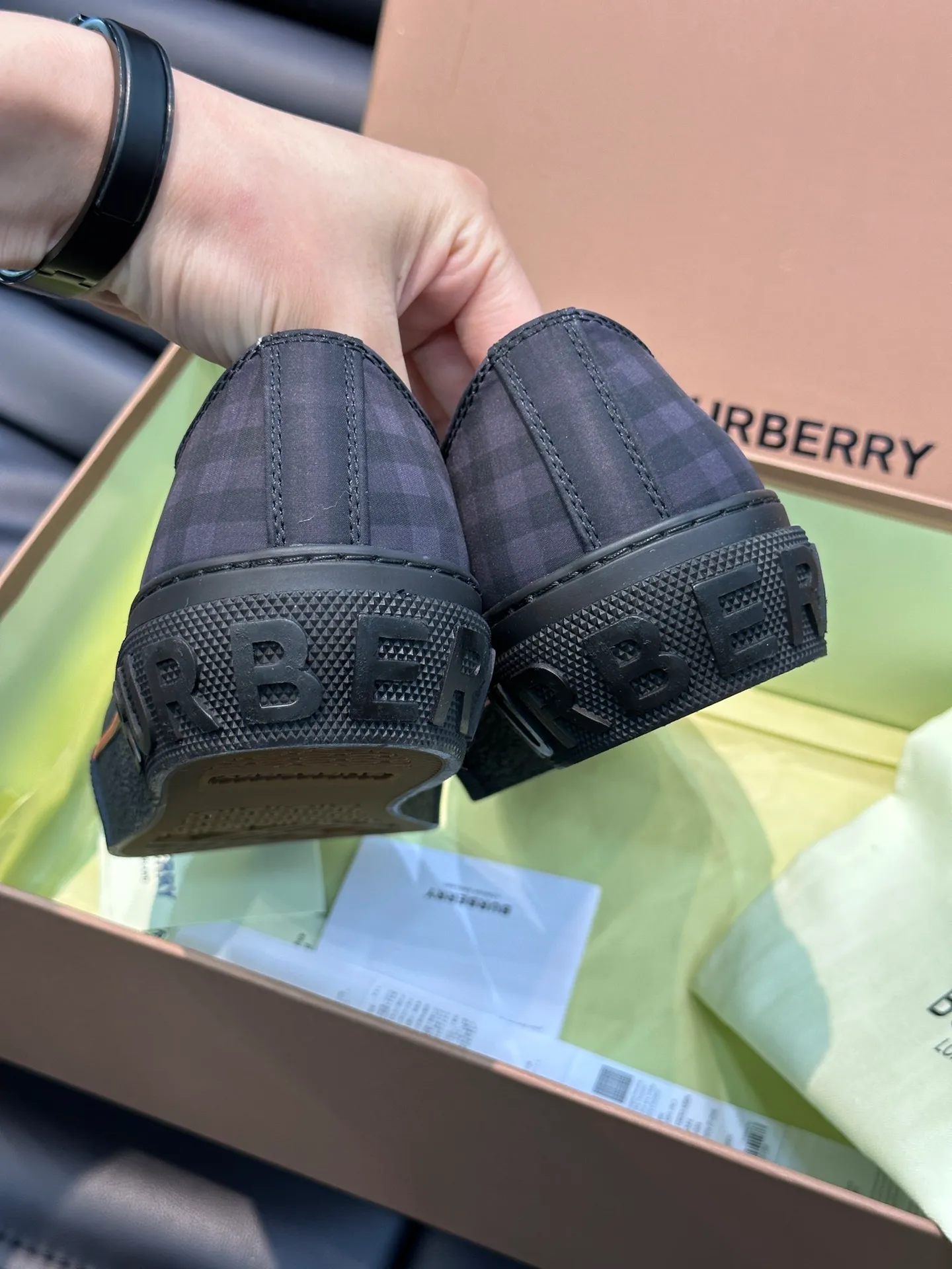 Men's shoes 💰p380 "BURBERR*" men's classic low-top sneakers, reinterpreted with Vintage retro plaid cotton material and decorated with a new brand logo. First-layer sheepskin lining, embossed Burberry lettering logo on the heel, T men's shoes 💰pU original outsole! Size: 38-44 (45 customized)
